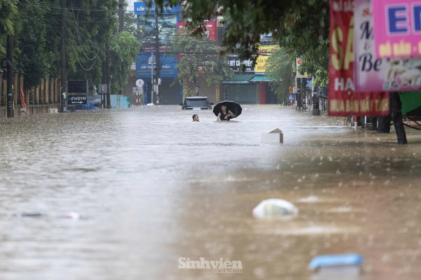 Khu vực cổng chính của KTX Trường Đại học Sư Phạm Thái Nguyên ngập sâu.