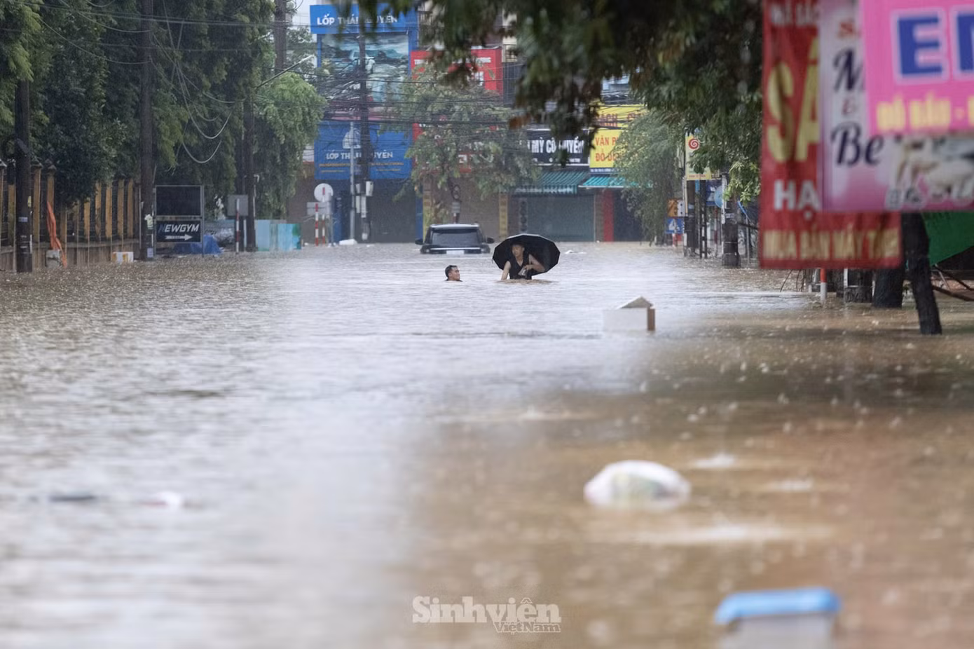 Khu vực cổng chính của KTX Trường Đại học Sư Phạm Thái Nguyên ngập sâu.
