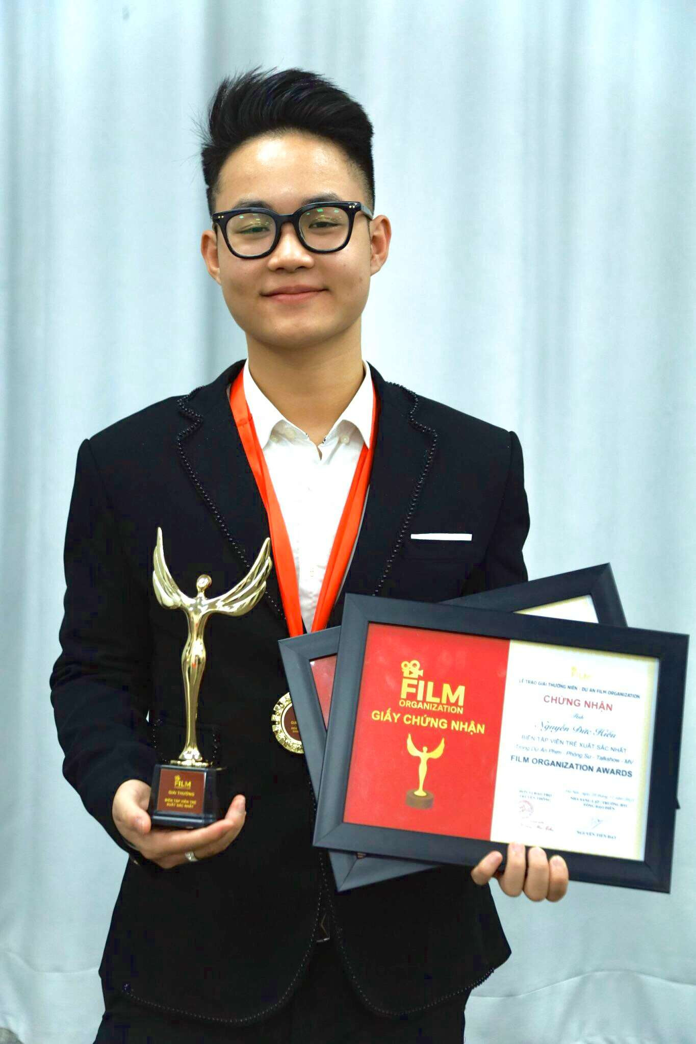 Đức Hiếu nhận giải thưởng Biên tập viên trẻ Xuất sắc nhất và Biên tập viên Sáng tạo nhất tại Lễ trao giải Film Organization. Đức Hiếu nhận giải thưởng Biên tập viên trẻ Xuất sắc nhất và Biên tập viên Sáng tạo nhất tại Lễ trao giải Film Organization.