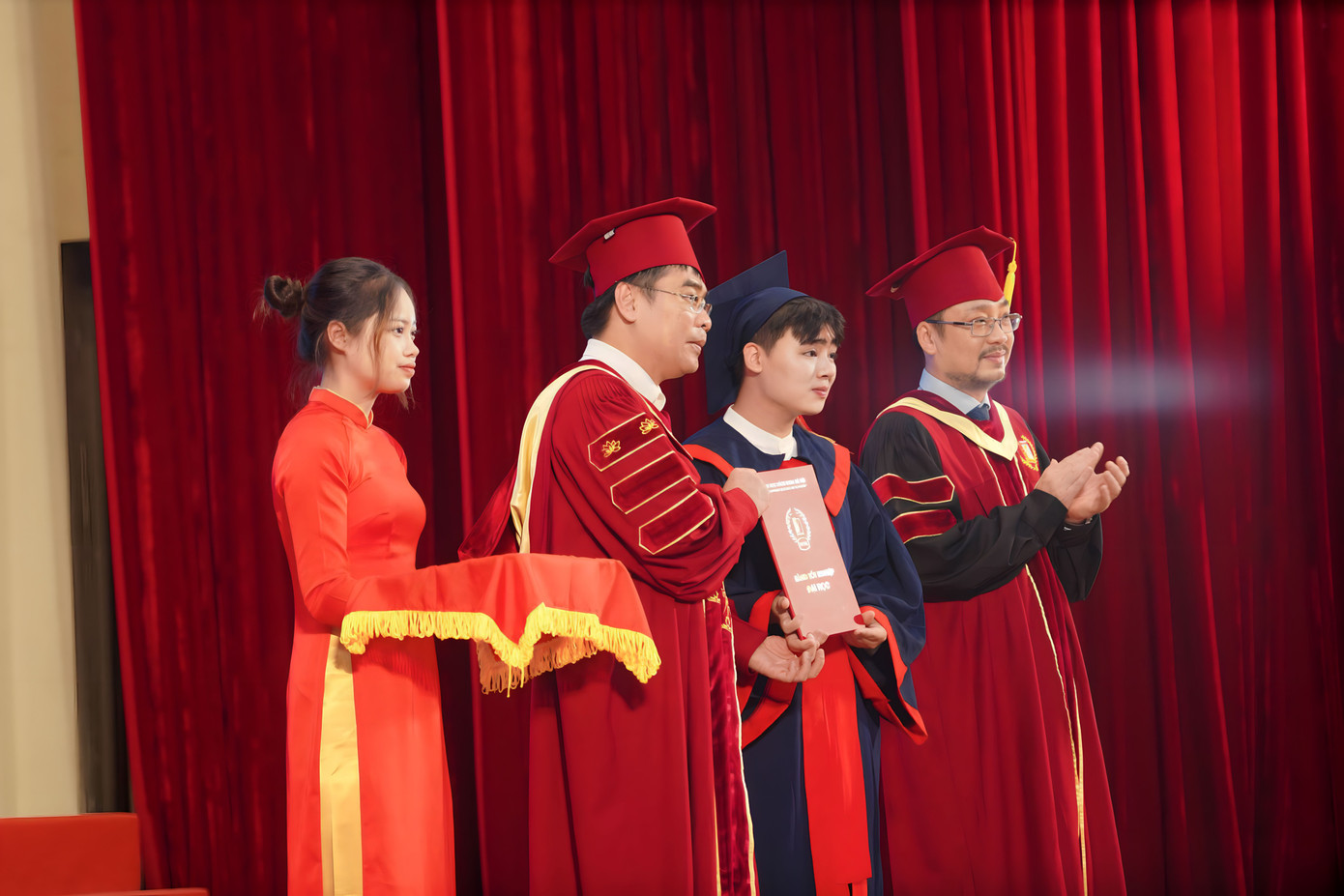 Chàng trai giúp Đại học Bách khoa Hà Nội lần đầu ẵm giải Ba cấp Bộ cho đề tài về Chuỗi cung ứng. Chàng trai giúp Đại học Bách khoa Hà Nội lần đầu ẵm giải Ba cấp Bộ cho đề tài về Chuỗi cung ứng.