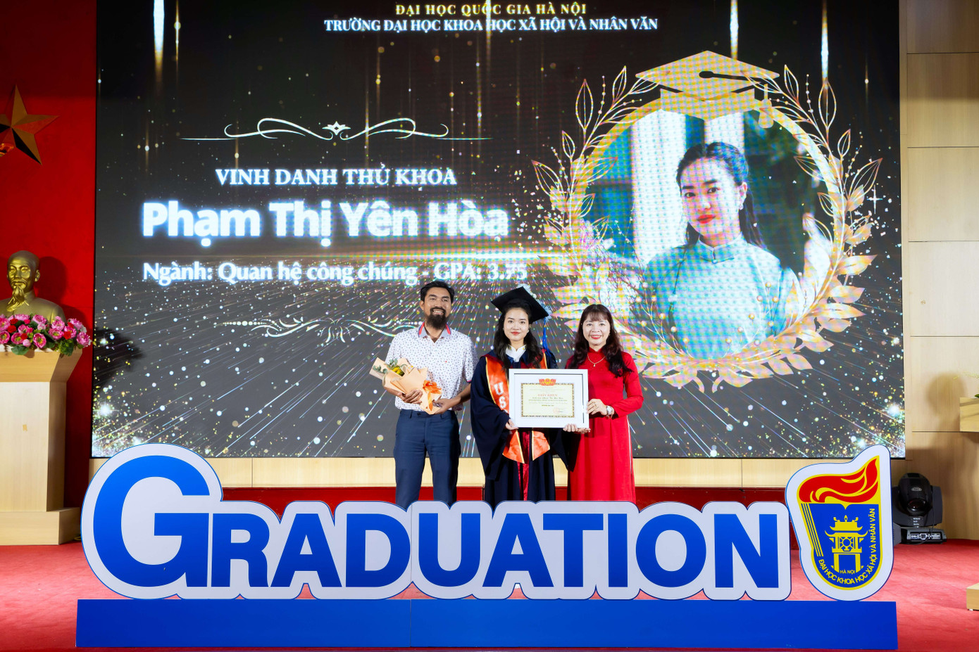 Yên Hòa nhận giấy khen Thủ khoa cùng bố của mình.