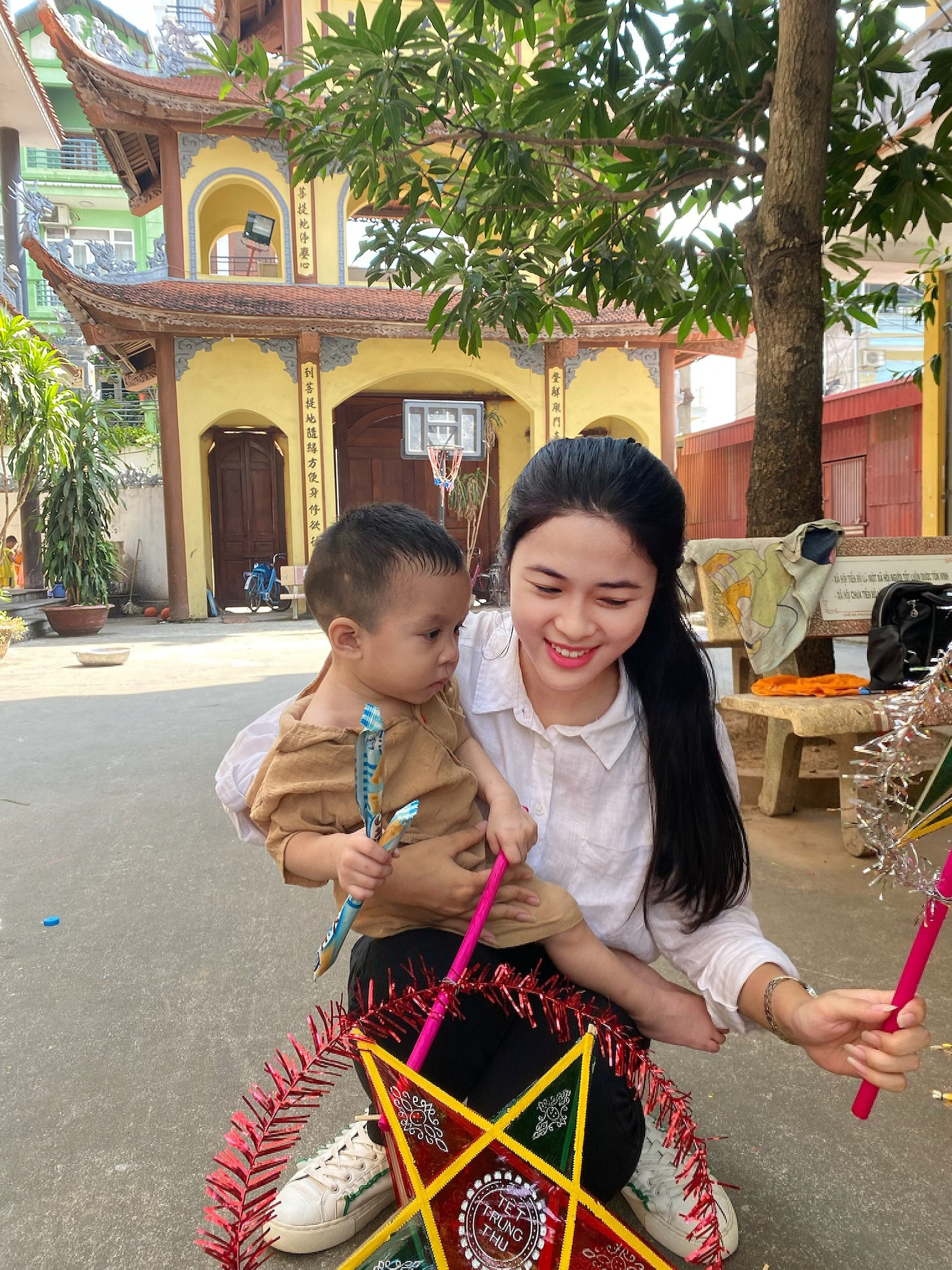 Hà Phương tham gia phát quà Trung thu cho các em nhỏ tại Chùa Bồ Đề. Hà Phương tham gia phát quà Trung thu cho các em nhỏ tại Chùa Bồ Đề.