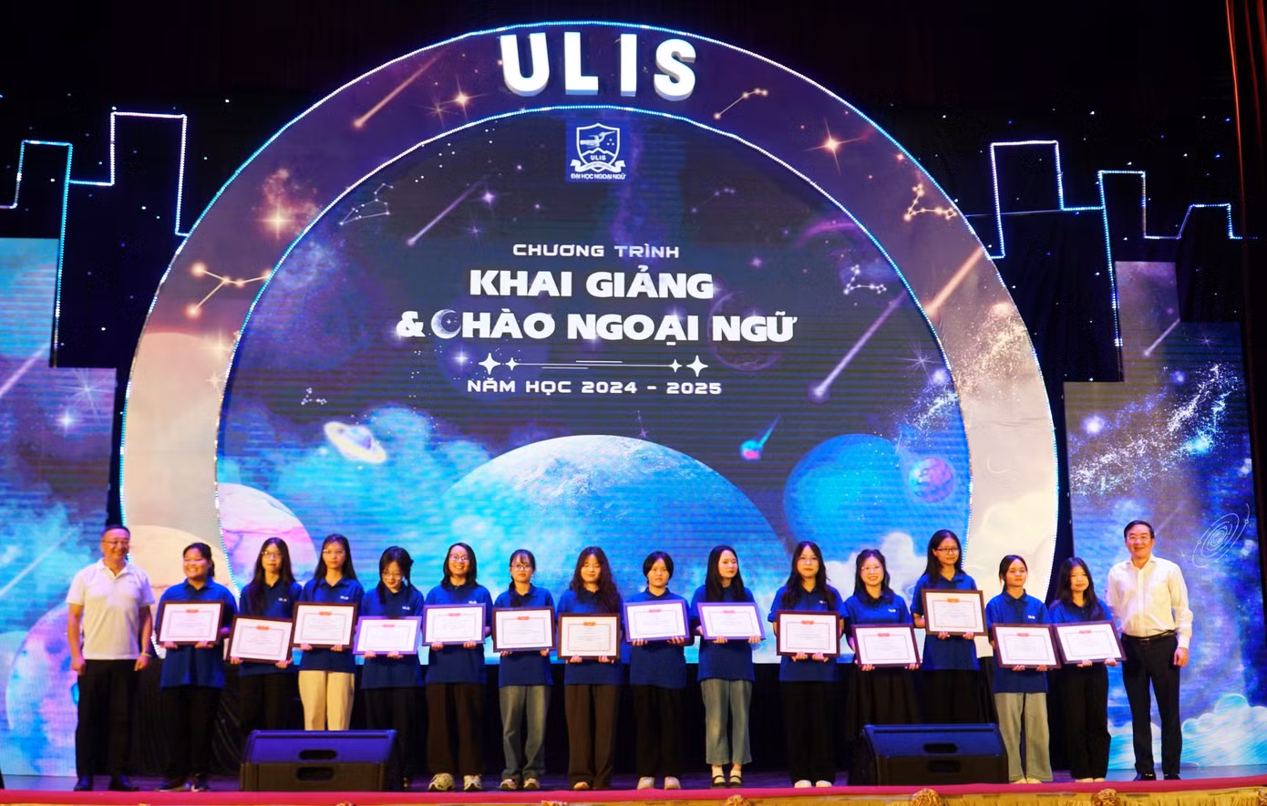 Tân thủ khoa các ngành được tuyên dương nhân dịp chương trình “Khai giảng &amp; Chào Ngoại Ngữ” năm học 2024-2025.