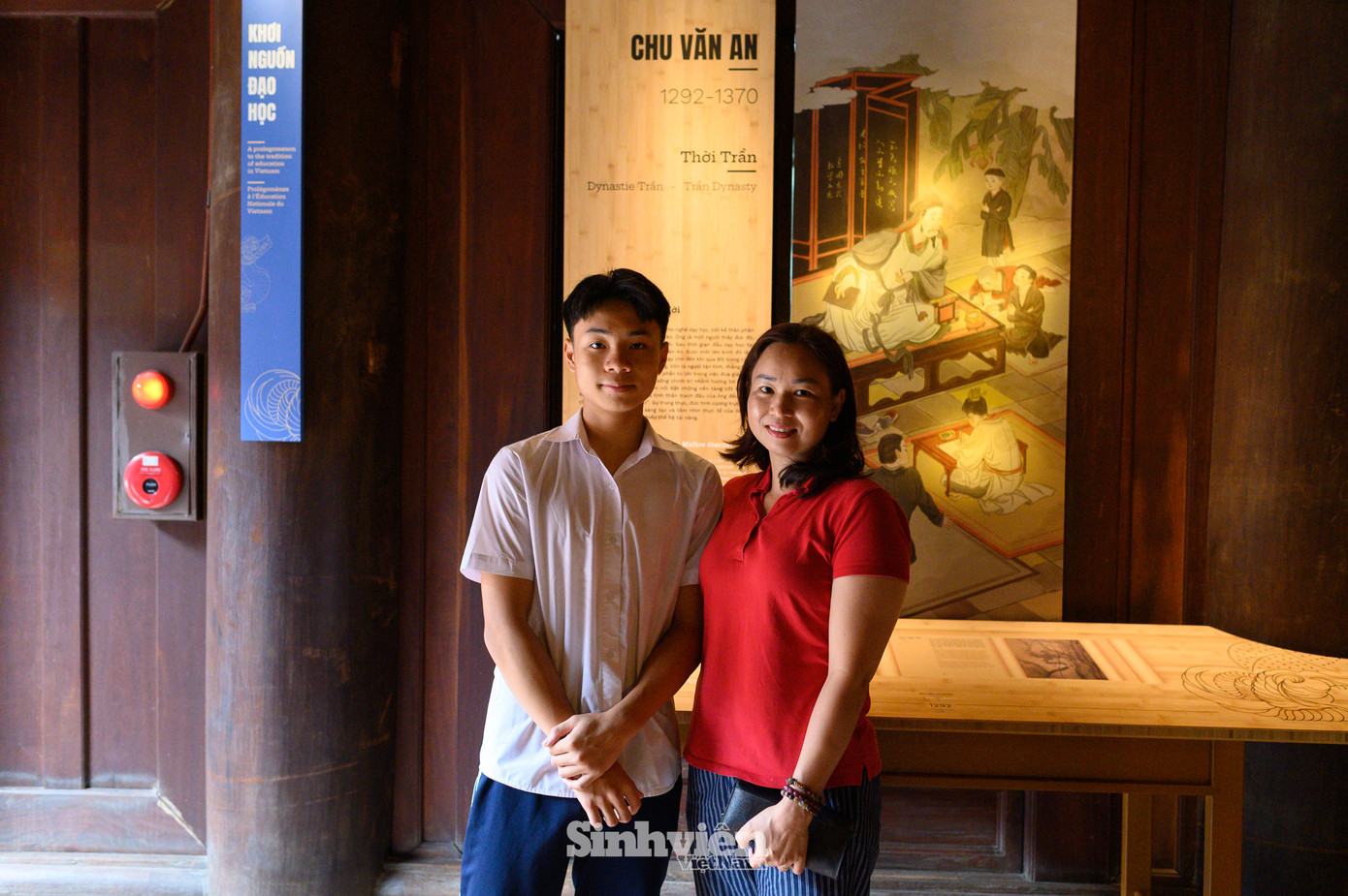 Đưa con trai tới Văn Miếu dâng hương trước kỳ thi vào 10, cô Nguyễn Thị Ánh Vân tâm sự: "Là phụ huynh thì thời điểm này ai cũng rất lo lắng cho các con. Trước ngày thi mình không để con quá áp lực mà động viên, tạo niềm vui cho con, để con có tâm lý thoải mái, ổn định."