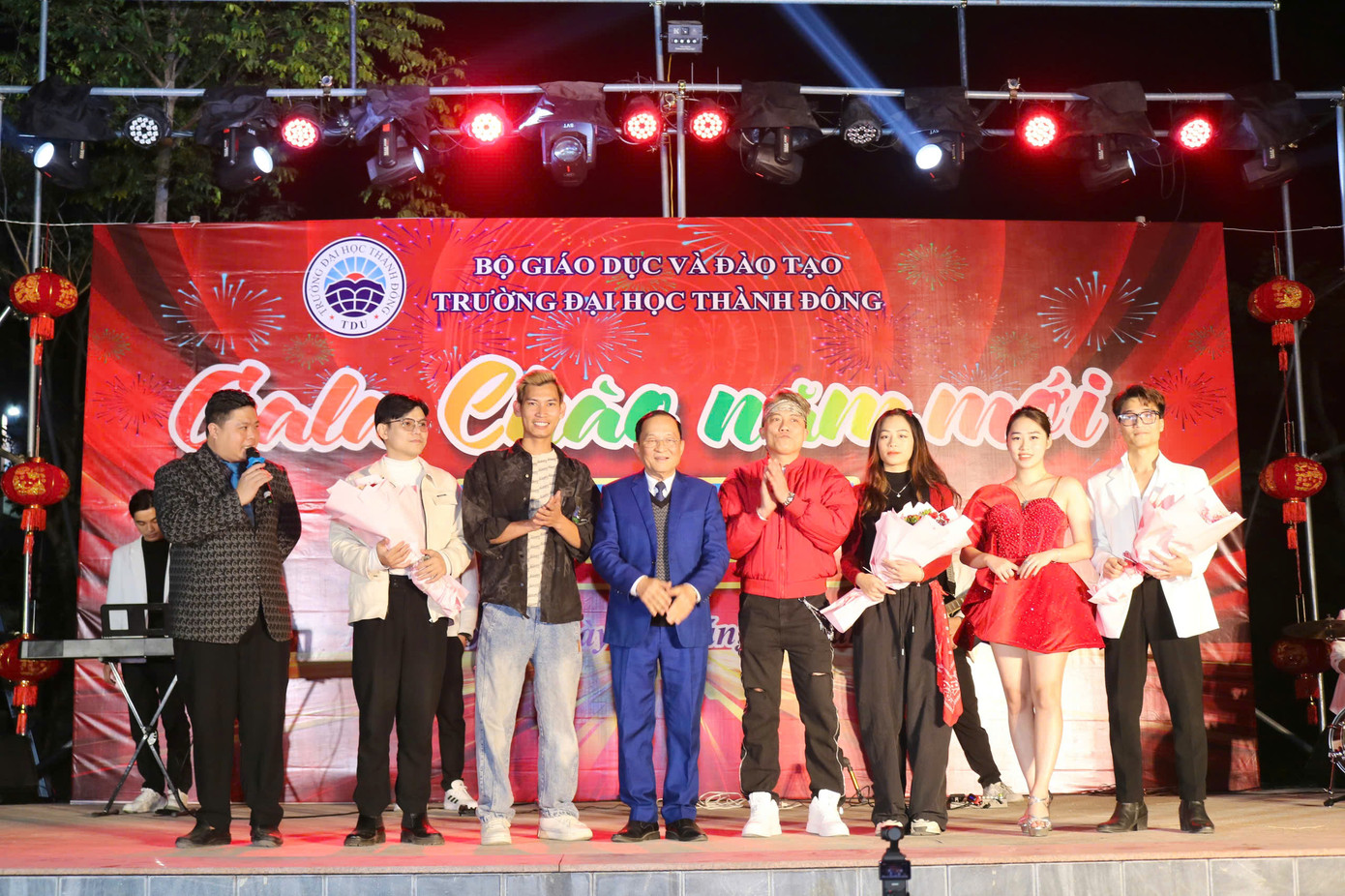 PGS, TS. Lê Văn Hùng tặng hoa tới Ban tổ chức cùng các thành viên trong đội văn nghệ chương trình. PGS, TS. Lê Văn Hùng tặng hoa tới Ban tổ chức cùng các thành viên trong đội văn nghệ chương trình.