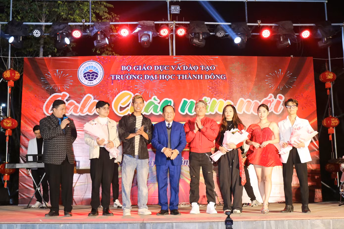 PGS, TS. Lê Văn Hùng tặng hoa tới Ban tổ chức cùng các thành viên trong đội văn nghệ chương trình. PGS, TS. Lê Văn Hùng tặng hoa tới Ban tổ chức cùng các thành viên trong đội văn nghệ chương trình.