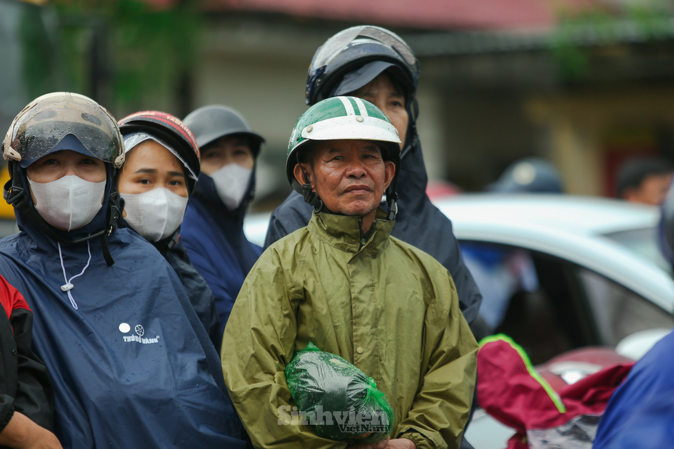 Nhiều phụ huynh dầm mưa chờ đón con, em.