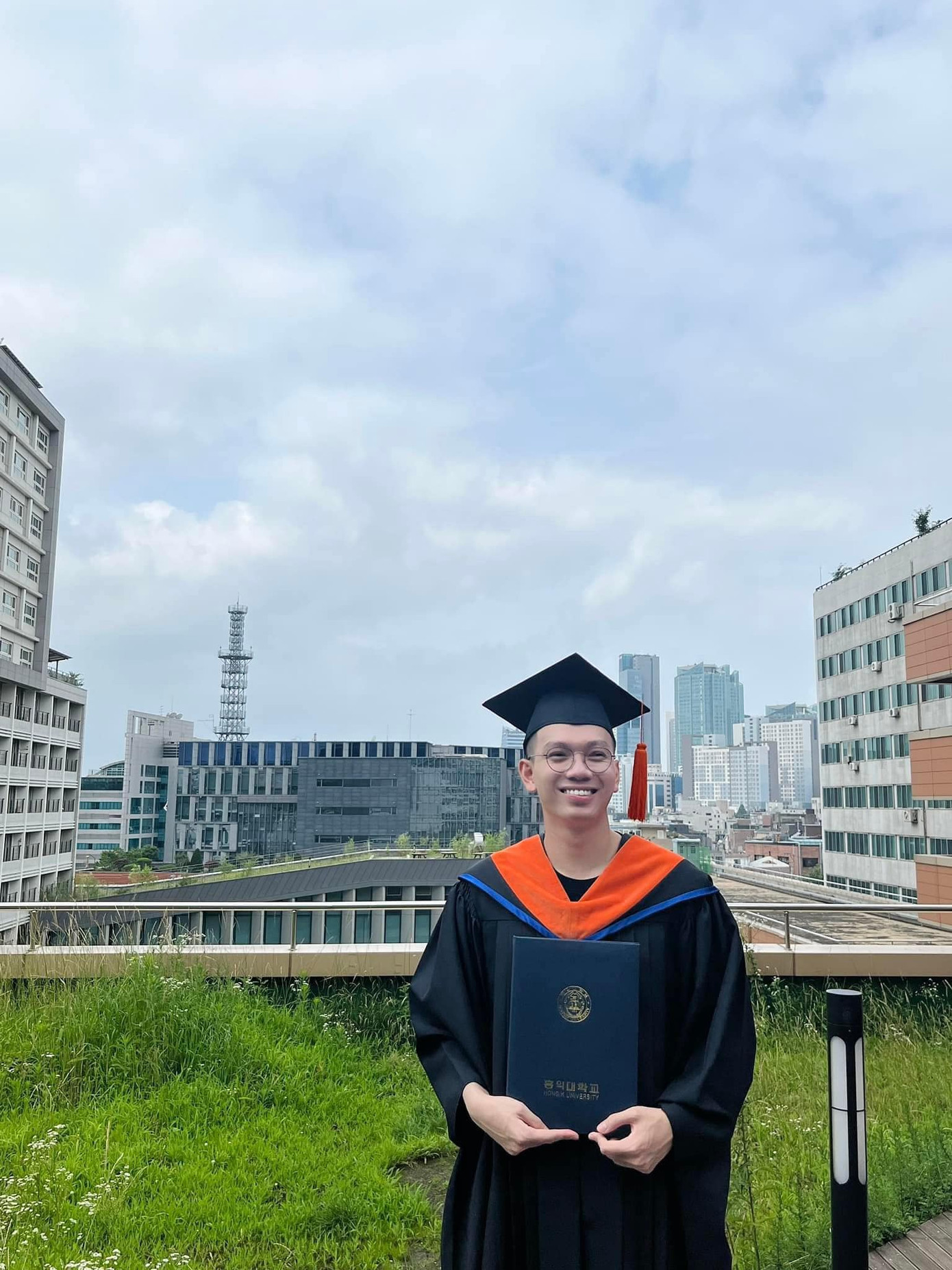 Trước khi sang Úc du học, Quốc Toàn từng hoàn thành chương trình học Thạc sĩ tại Hàn Quốc. Trước khi sang Úc du học, Quốc Toàn từng hoàn thành chương trình học Thạc sĩ tại Hàn Quốc.