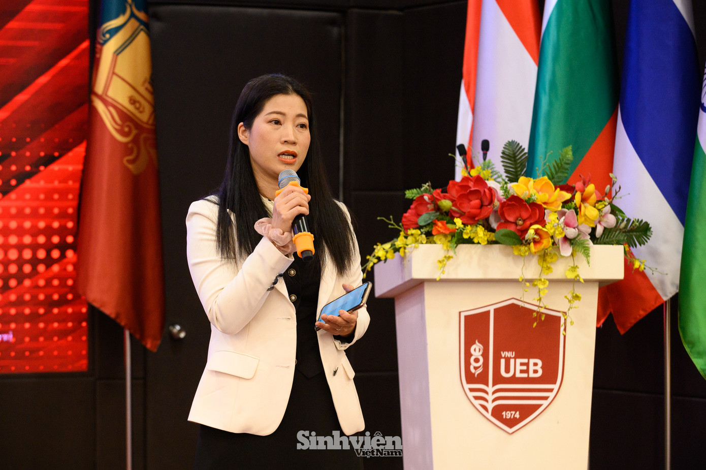 Cô Nguyễn Thị Hải Hà – Giảng viên UEB-VNU, Trưởng Ban chuyên môn cuộc thi năm nay, đã trực tiếp giải đáp mọi thắc mắc của các bạn thí sinh. Cô Nguyễn Thị Hải Hà – Giảng viên UEB-VNU, Trưởng Ban chuyên môn cuộc thi năm nay, đã trực tiếp giải đáp mọi thắc mắc của các bạn thí sinh.