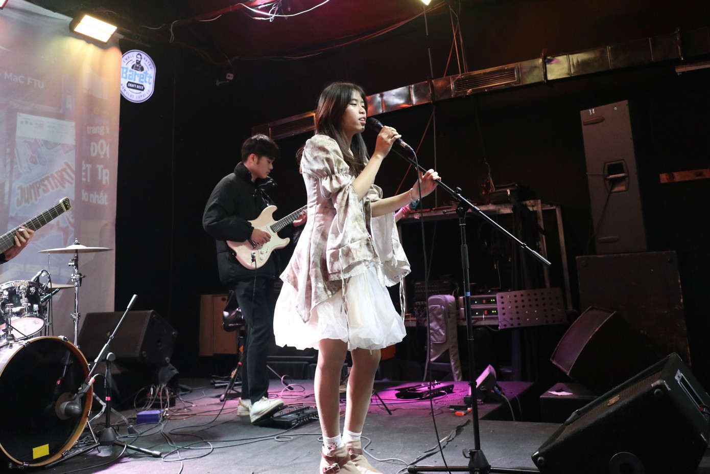 Khánh Linh sống hết mình với những khoảnh khắc của hiện tại.