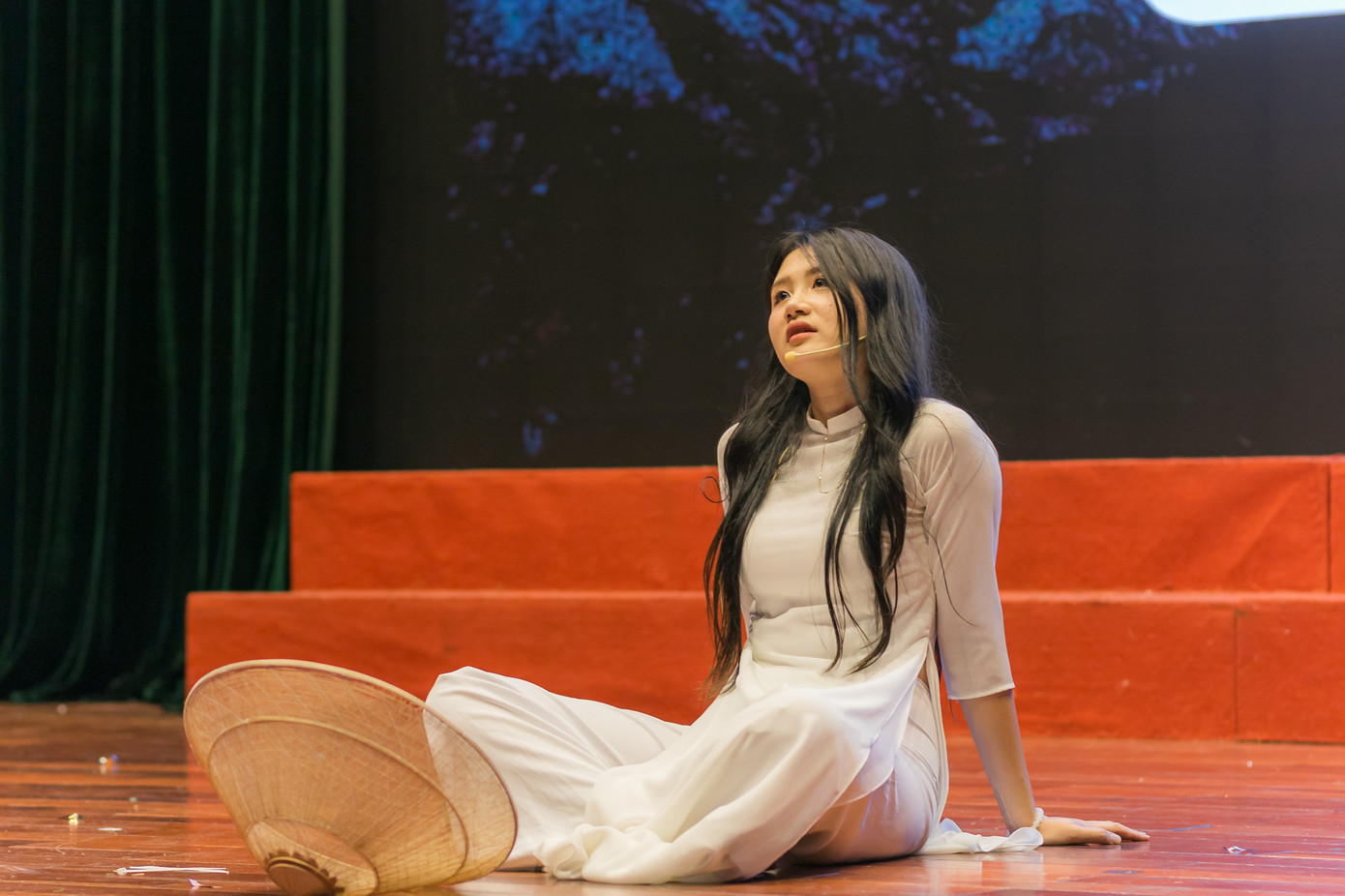 Những giây phút lắng đọng trong vở kịch của Nguyễn Diệu Vân. Những giây phút lắng đọng trong vở kịch của Nguyễn Diệu Vân.