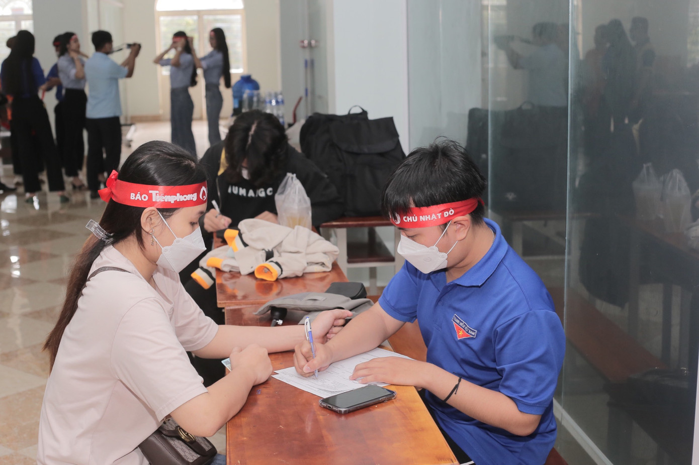 Nam sinh tham gia hỗ trợ chương trình hiến máu tình nguyện tại trường.