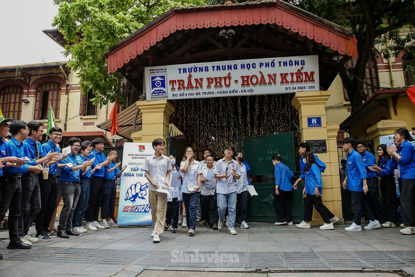 Những thí sinh đầu tiên rời điểm thi THCS Trần Phú - Hoàn Kiếm.