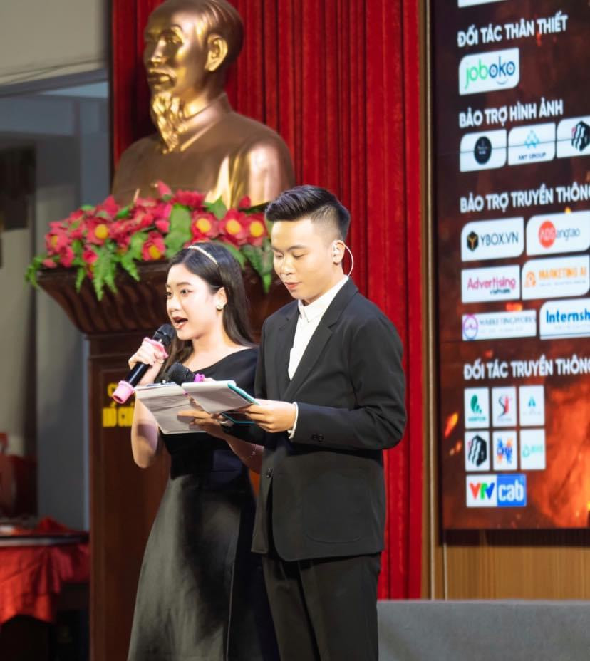 Phương Anh PA bắt đầu từ những cuộc thi của các trường Đại học… Phương Anh PA bắt đầu từ những cuộc thi của các trường Đại học…