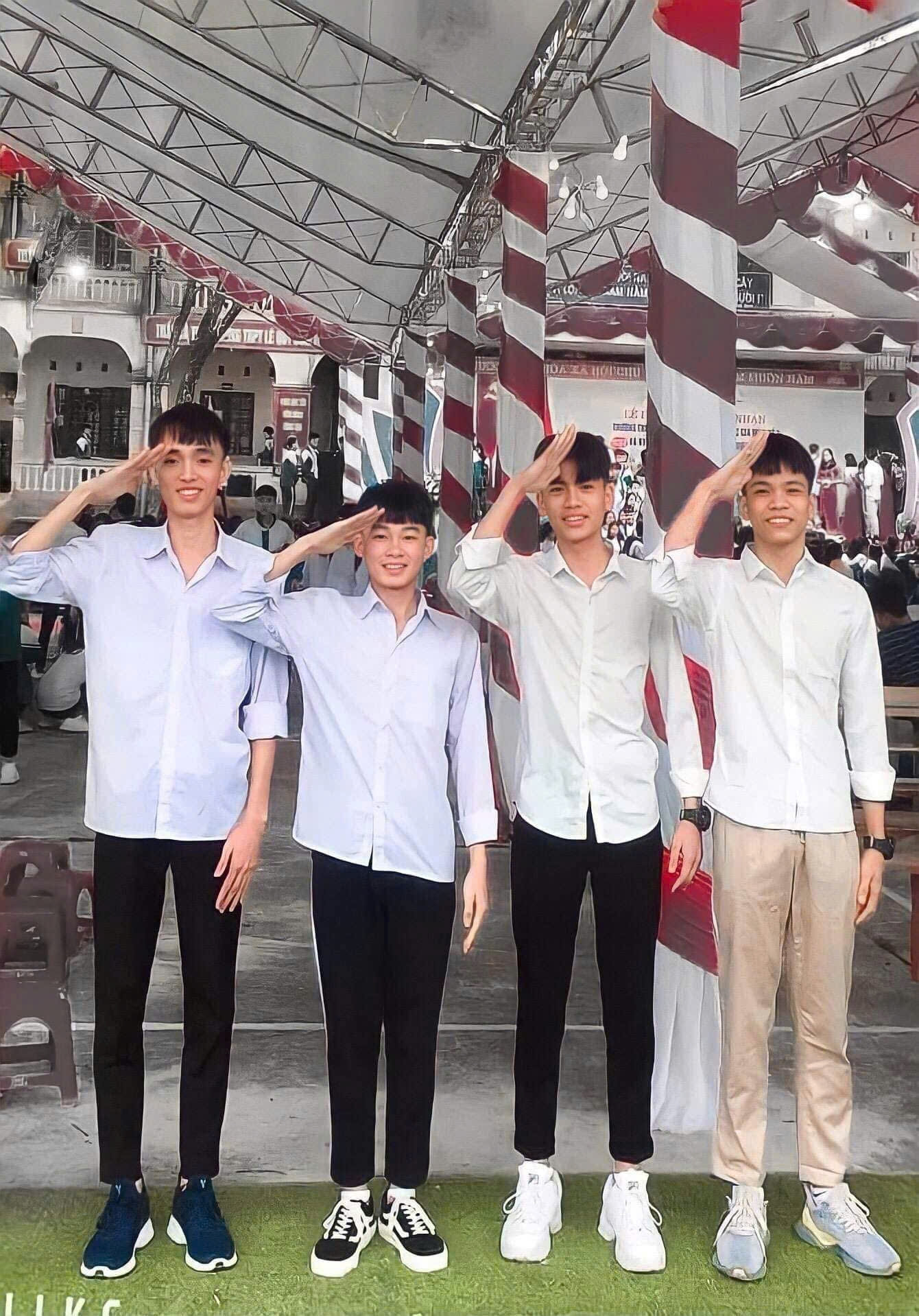 Đức Lương (đứng thứ hai bên trái) cùng ba người bạn ở chung trọ với những ước mơ lớn.