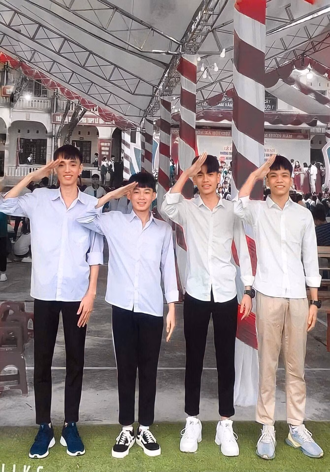 Đức Lương (đứng thứ hai bên trái) cùng ba người bạn ở chung trọ với những ước mơ lớn.