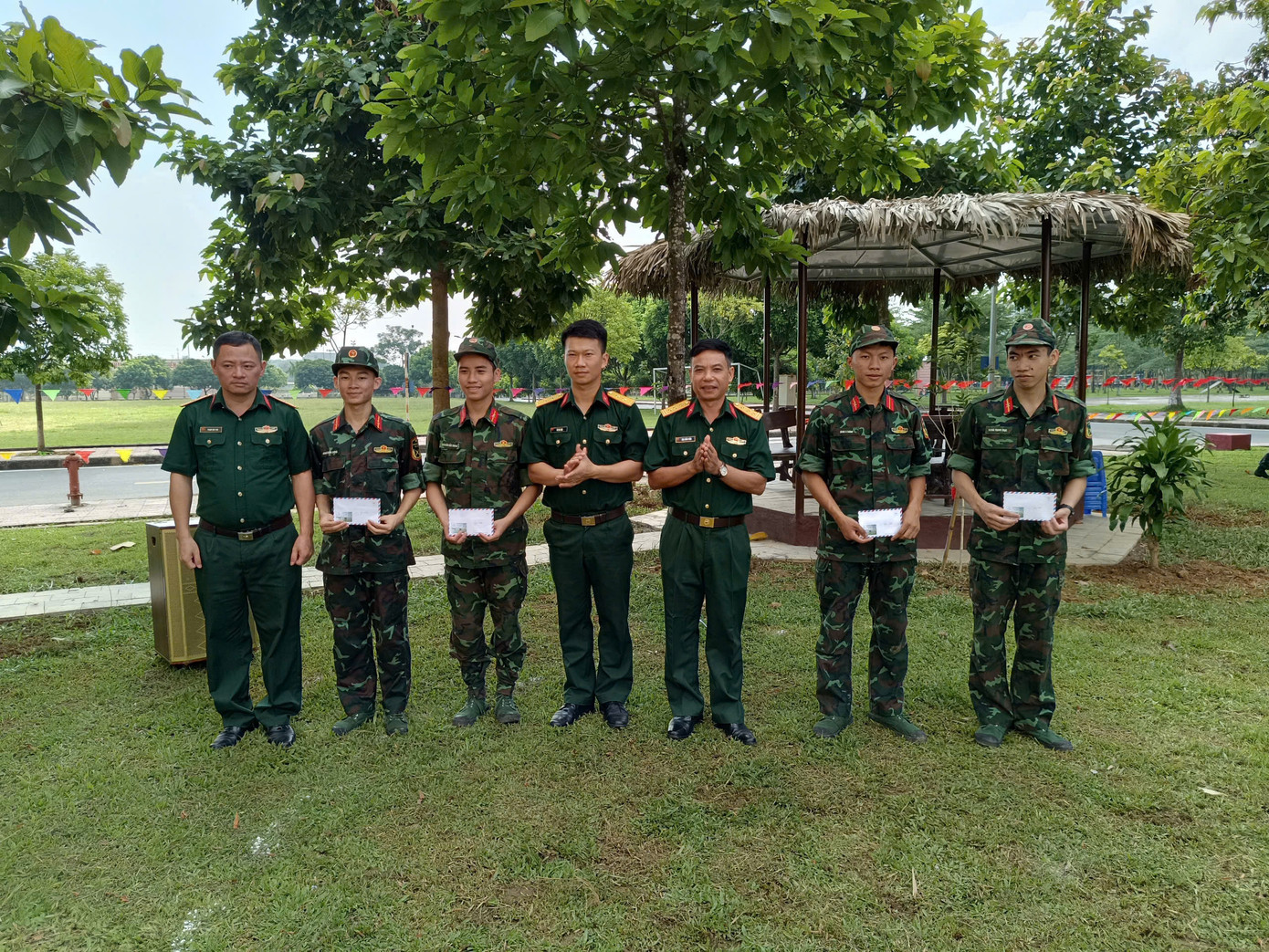 Đức Lương (đứng thứ hai bên trái) nhận quà từ nhà trường nhân ngày lễ Quốc khánh 2/9.