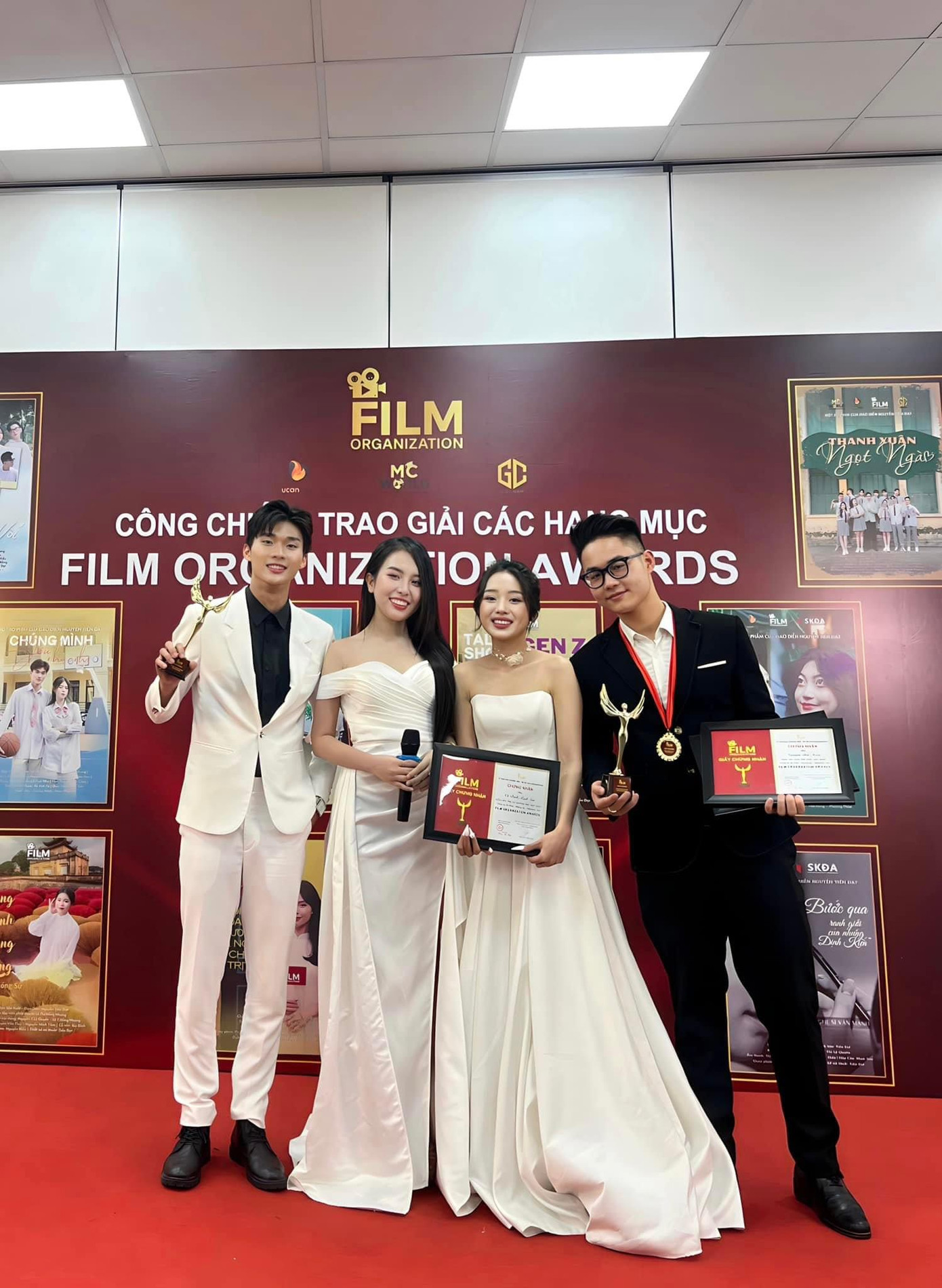 Như Quỳnh (thứ hai từ trái qua) với vai trò người dẫn chương trình trong một sự kiện trao giải.