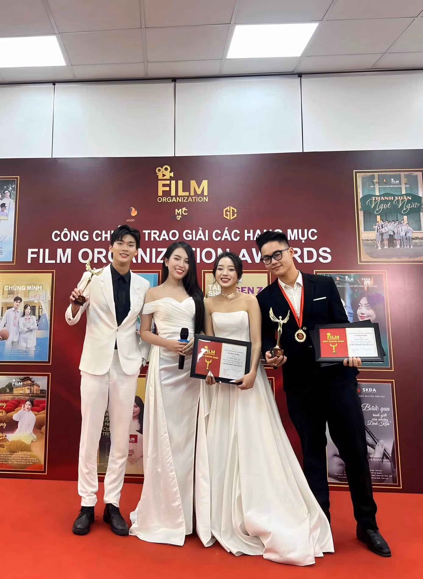 Như Quỳnh (thứ hai từ trái qua) với vai trò người dẫn chương trình trong một sự kiện trao giải.