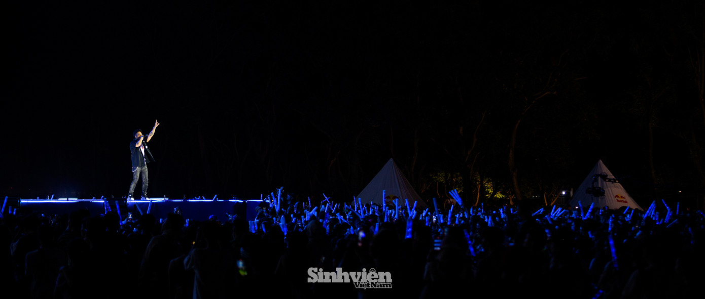 Màn trình diễn bùng nổ năng lượng từ Hoàng tử Long Biên - 24k.Right. Màn trình diễn bùng nổ năng lượng từ Hoàng tử Long Biên - 24k.Right.