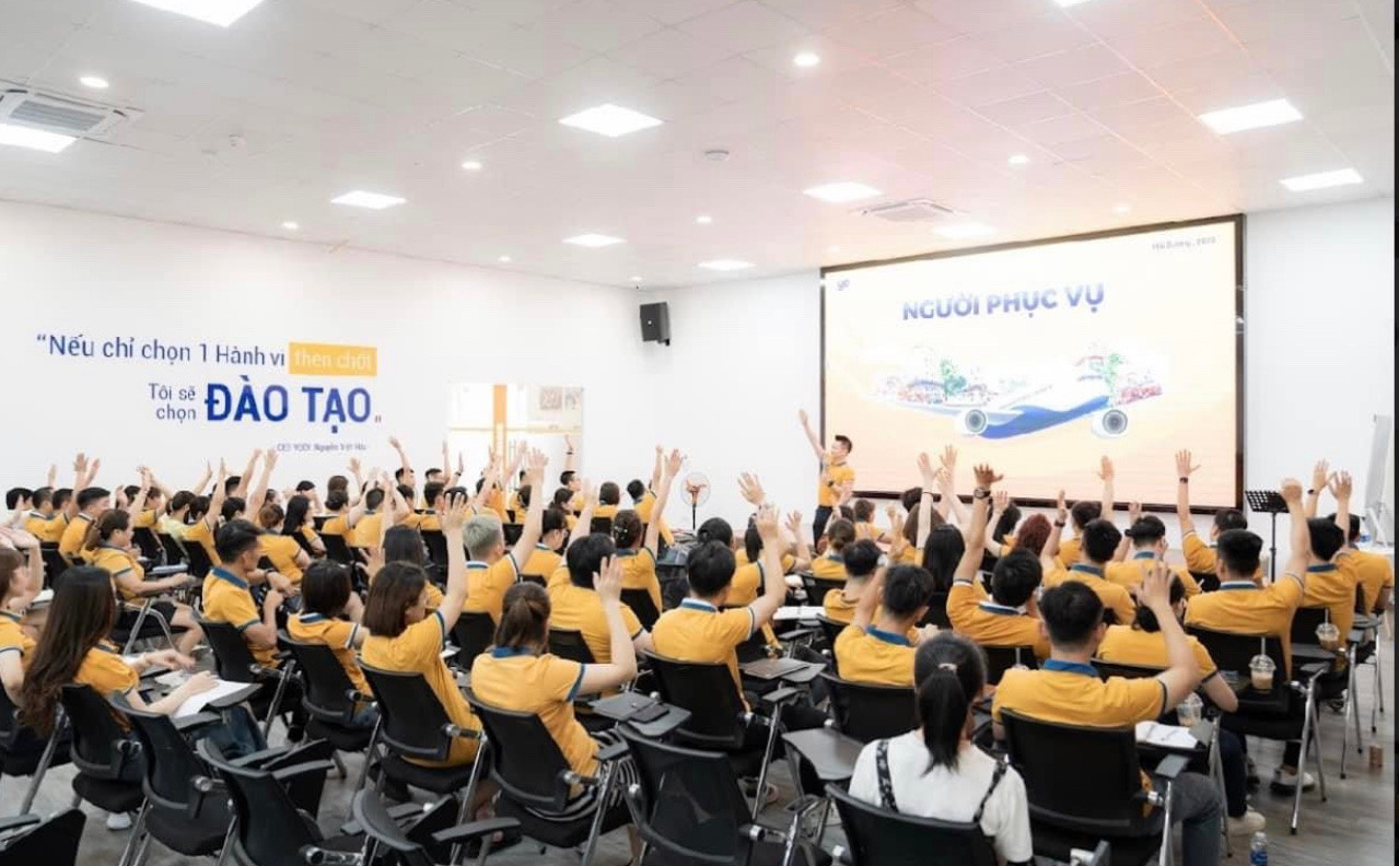 Anh Nguyễn Văn Đạt đang được làm việc trong môi trường không ngừng học tập và tự hoàn thiện bản thân mỗi ngày. Trong ảnh, anh Nguyễn Việt Hoà - Chủ tịch/ CEO YODY đang đào tạo văn hoá YODY cho đội ngũ.