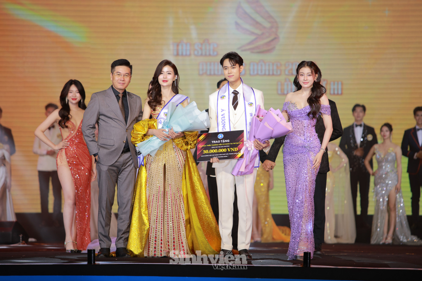 ThS Đinh Quang Trường - Trưởng phòng Tuyển sinh và Truyền thông và Top 10 Miss Grand Việt Nam 2022, Á khôi 1 Hoa khôi Thủ đô 2019 Vũ Thị Thảo Ly trao danh hiệu cho Á khôi 2 Lê Phương Anh và Á vương 2 Lê Văn Đạt. ThS Đinh Quang Trường - Trưởng phòng Tuyển sinh và Truyền thông và Top 10 Miss Grand Việt Nam 2022, Á khôi 1 Hoa khôi Thủ đô 2019 Vũ Thị Thảo Ly trao danh hiệu cho Á khôi 2 Lê Phương Anh và Á vương 2 Lê Văn Đạt.