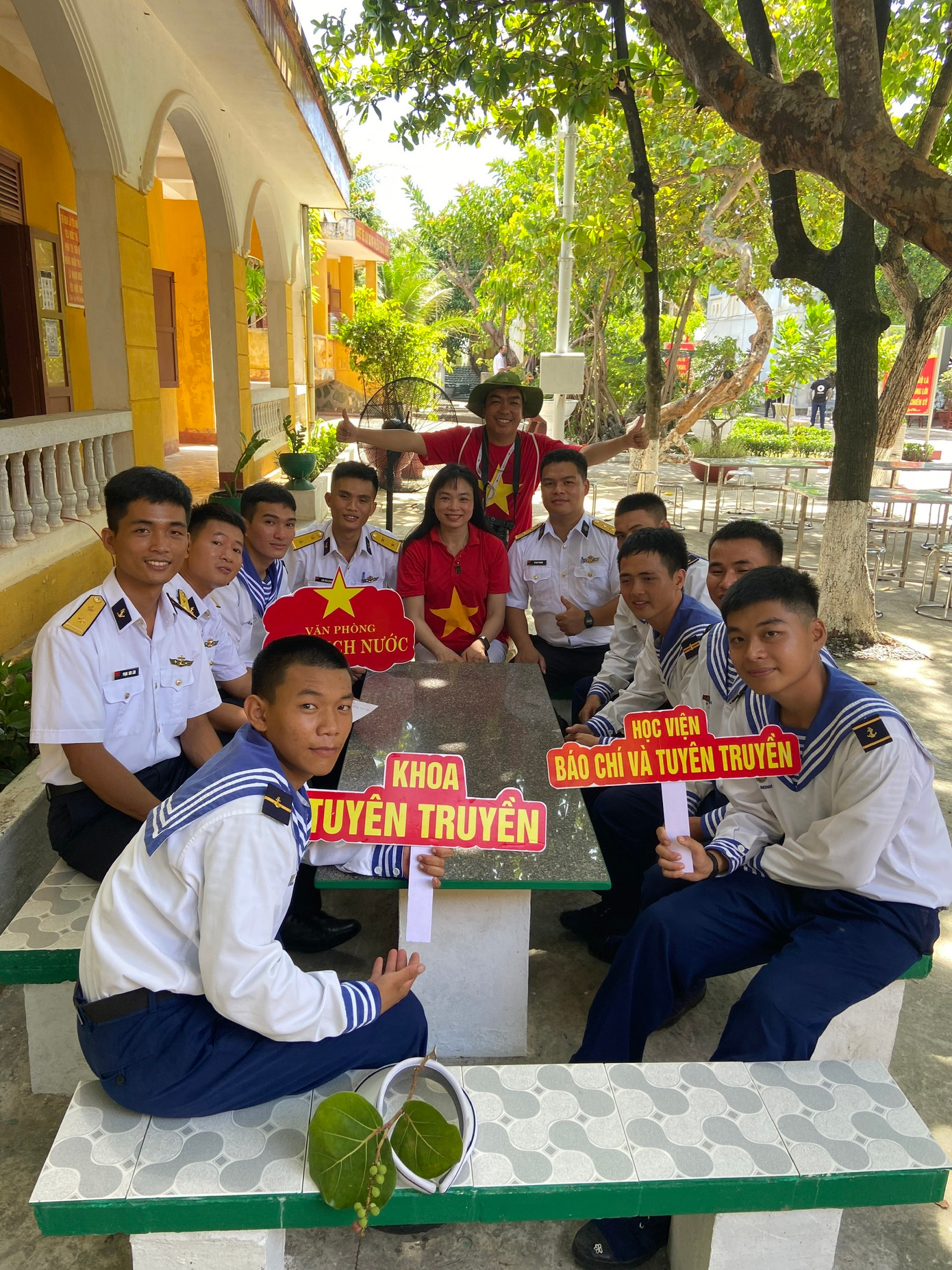 Cô Phương giới thiệu chuyên ngành Truyền thông chính sách cho chiến sĩ thực hiện nghĩa vụ.