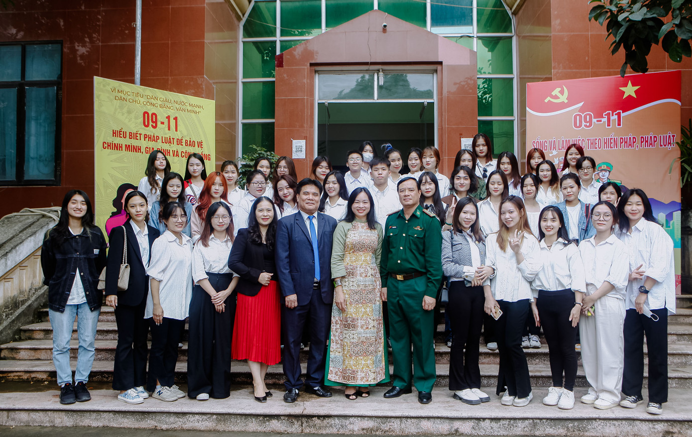 Cô Phương cùng đoàn sinh viên tới thăm và làm việc với Sở Tư Pháp, Thành phố Lạng Sơn.