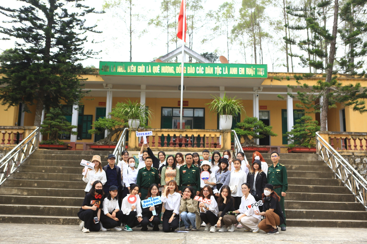 Cô Phương dẫn sinh viên lớp Truyền thông chính sách K40 Học viện Báo chí và Tuyên truyền đi thực tế chính trị xã hội tại đồn biên phòng tỉnh Lạng Sơn.