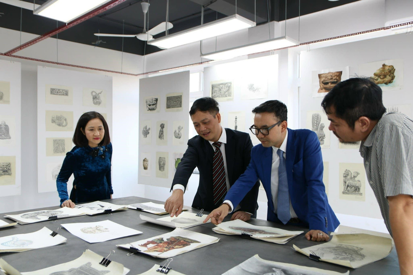 Đại diện Ban giám hiệu nhà trường đánh giá bài tập của sinh viên ngành Thiết kế sáng tạo.