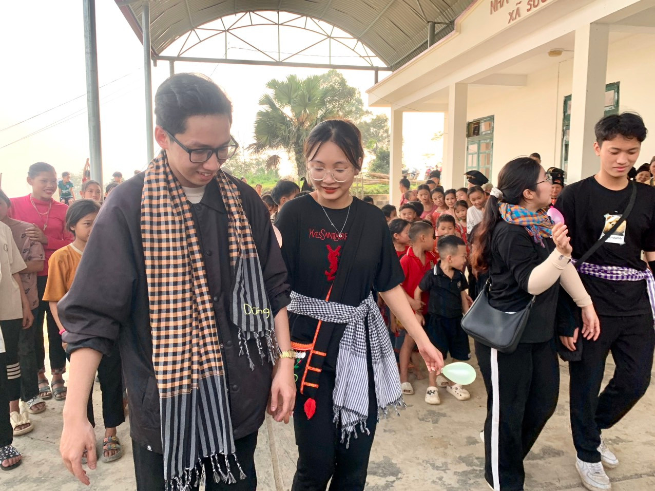 Hải Anh tham gia tổ chức hoạt động vui chơi cho các em nhỏ.