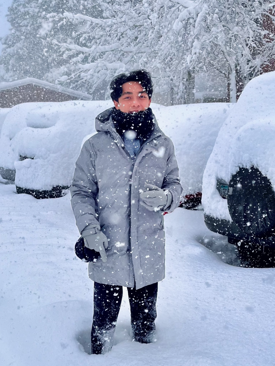 Nam tại khuôn viên trường trong một ngày bão tuyết.