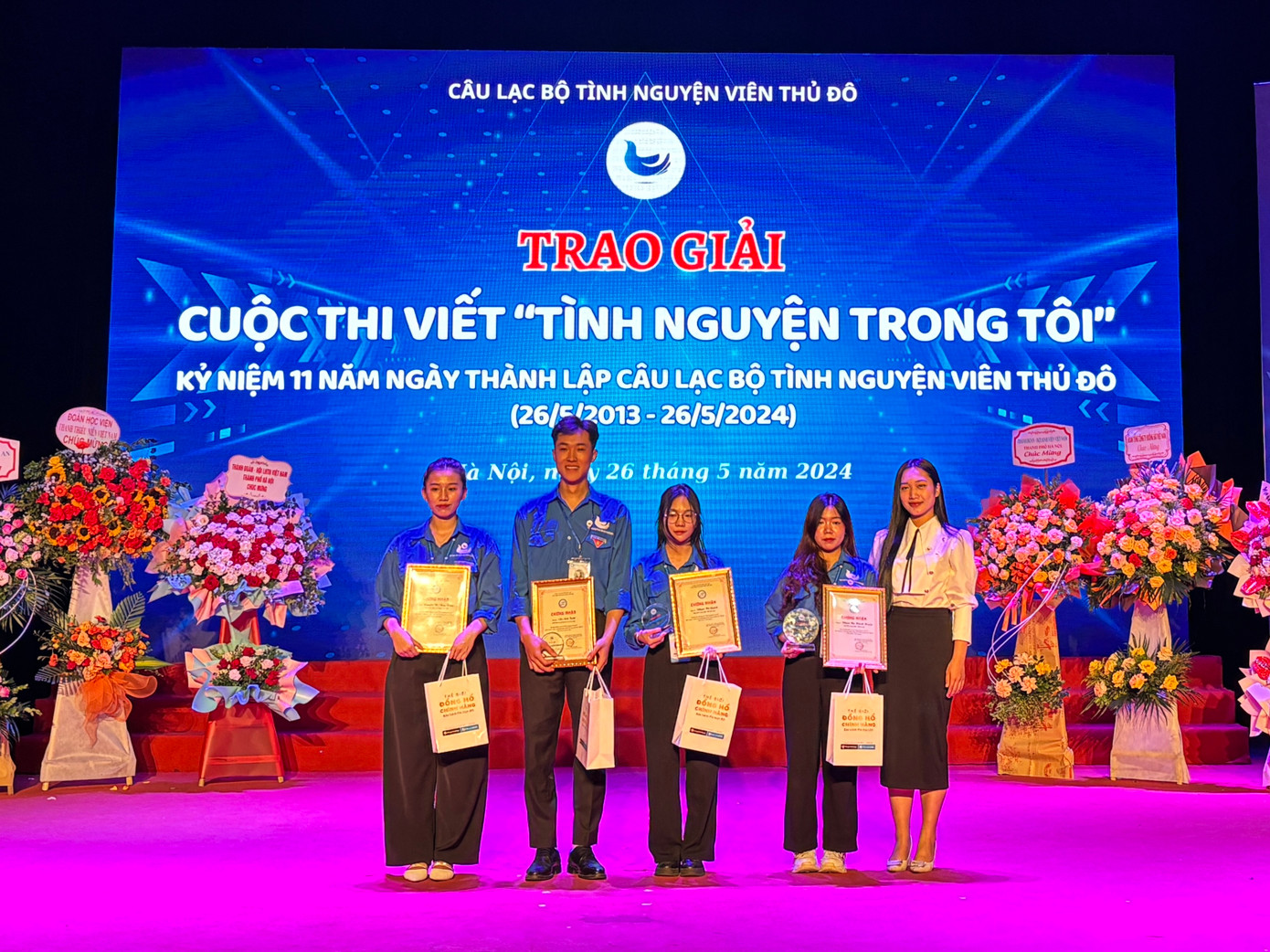 Đồng chí Vũ Thị Ngọc trao tặng giải thưởng cuộc thi viết “Màu áo xanh trong tôi”.