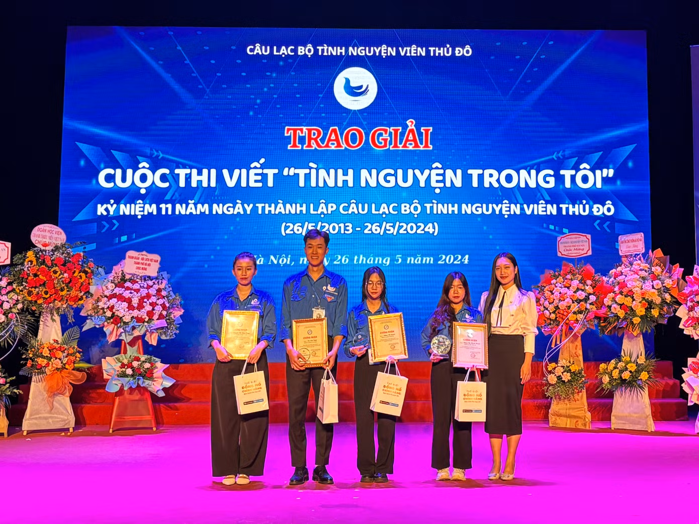 Đồng chí Vũ Thị Ngọc trao tặng giải thưởng cuộc thi viết “Màu áo xanh trong tôi”. Đồng chí Vũ Thị Ngọc trao tặng giải thưởng cuộc thi viết “Màu áo xanh trong tôi”.