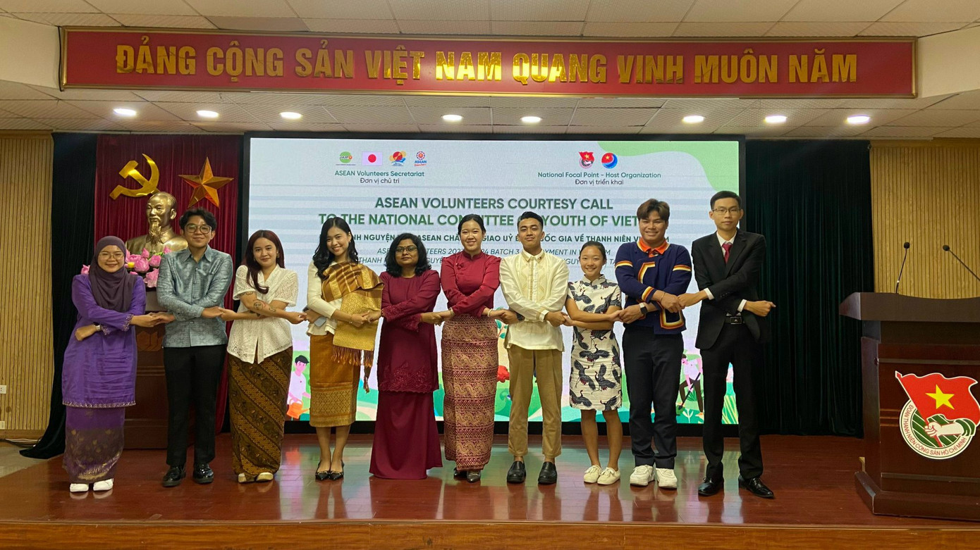 Chàng trai song ngành được gặp gỡ với bạn bè các nước ASEAN trong khuôn khổ Dự án Thanh niên tình nguyện ASEAN 2023-2024 tại Hà Nội.