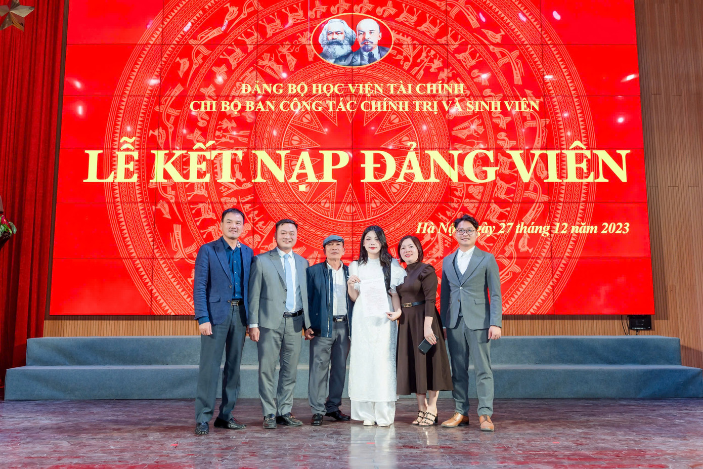 Ngọc Huệ vinh dự khi được trở thành Đảng viên Đảng Cộng sản Việt Nam. Ngọc Huệ vinh dự khi được trở thành Đảng viên Đảng Cộng sản Việt Nam.