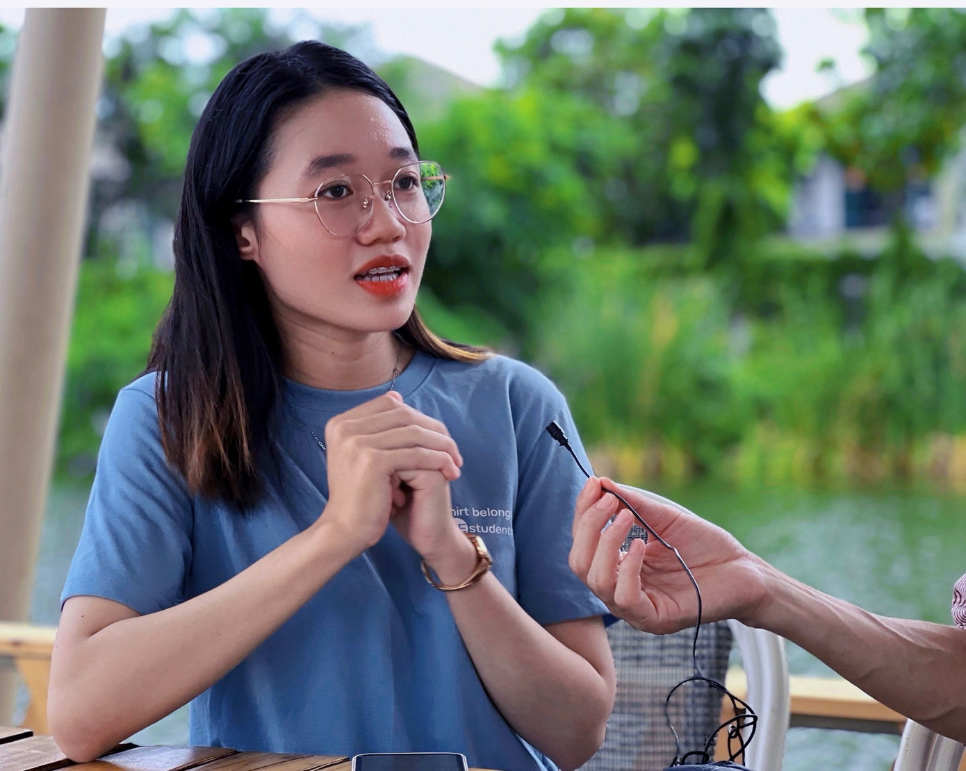 Ngọc Diệp trả lời phỏng vấn Đài truyền hình Thái Lan về Hội Sinh viên Việt Nam tại Thái Lan.