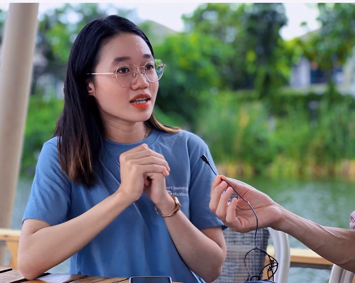 Ngọc Diệp trả lời phỏng vấn Đài truyền hình Thái Lan về Hội Sinh viên Việt Nam tại Thái Lan.