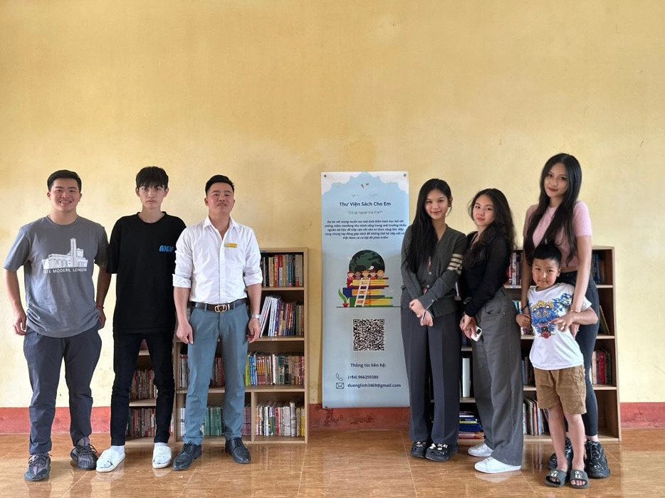 Hiểu Minh (áo hồng) và các thành viên đoàn thiện nguyện tại dự án “Thư viện sách cho em".