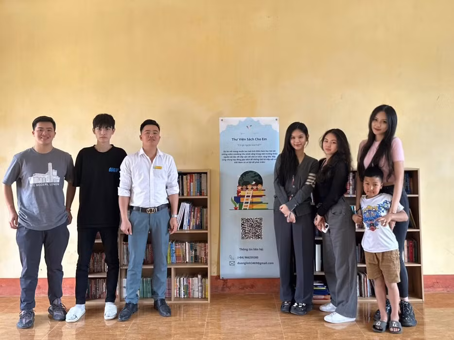 Hiểu Minh (áo hồng) và các thành viên đoàn thiện nguyện tại dự án “Thư viện sách cho em".