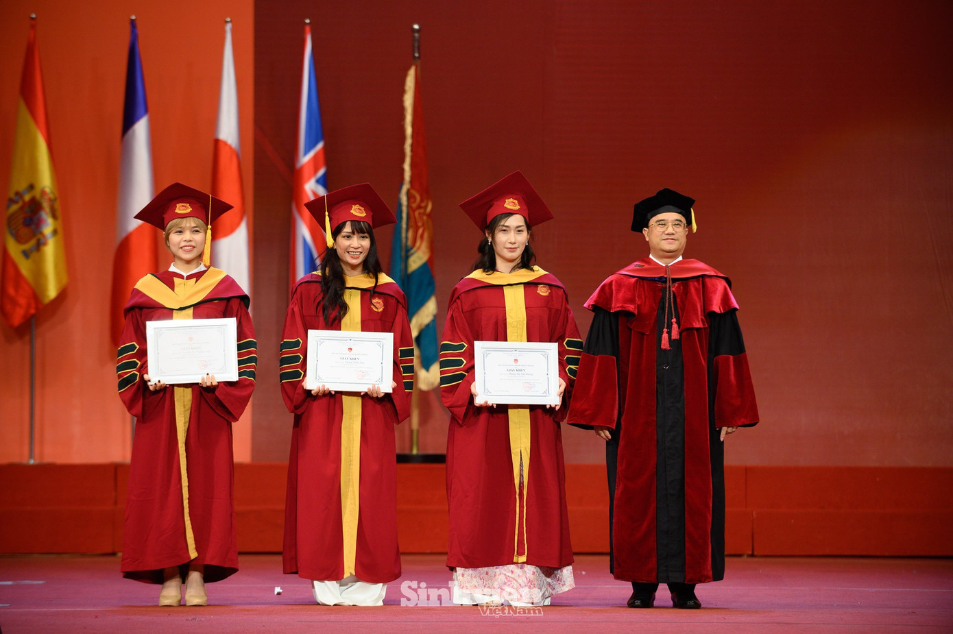 PGS.TS Nguyễn Trúc Lê trao giấy khen, khen thưởng nghiên cứu sinh có đóng góp cho sự phát triển của nhà trường.