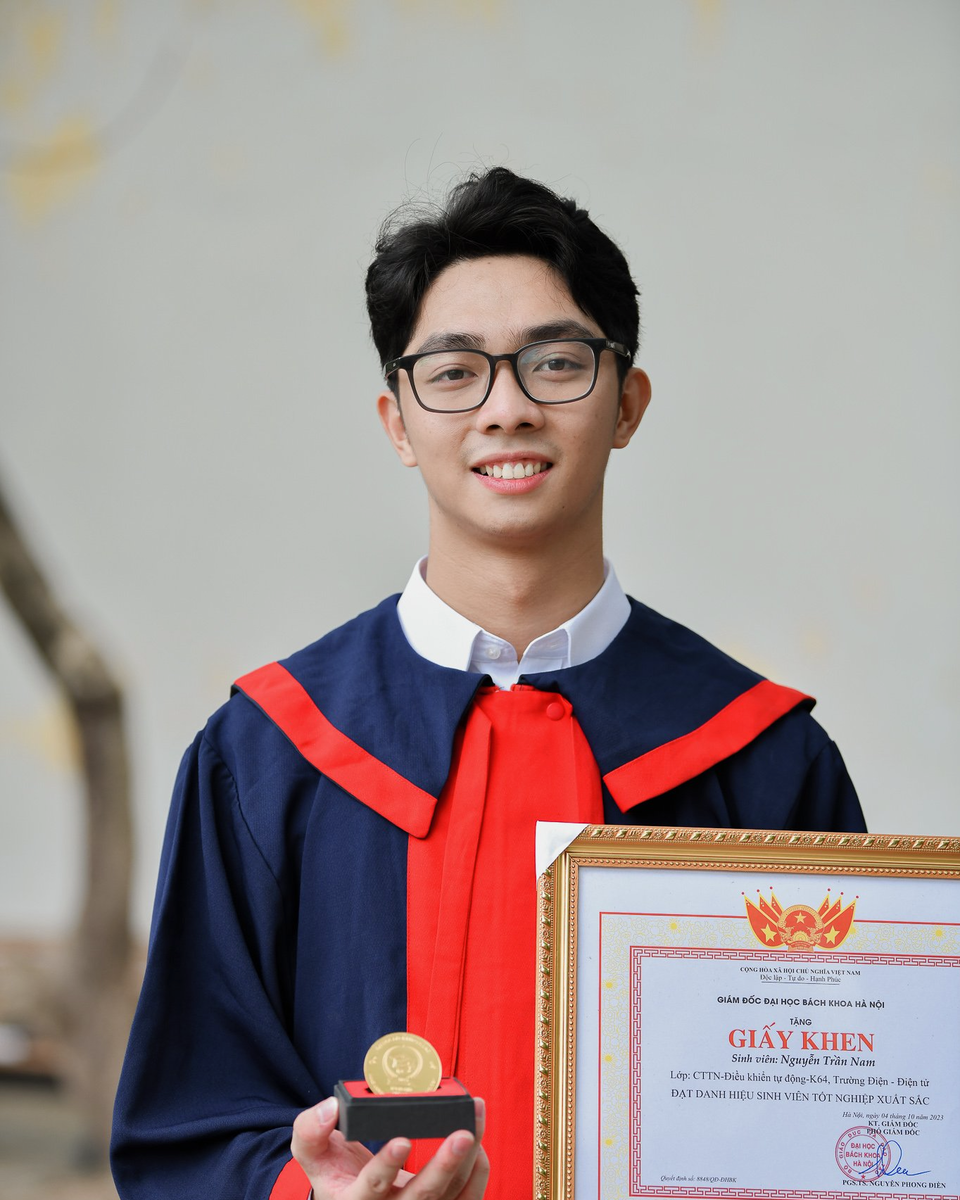 Nam vào ngày tốt nghiệp đại học.