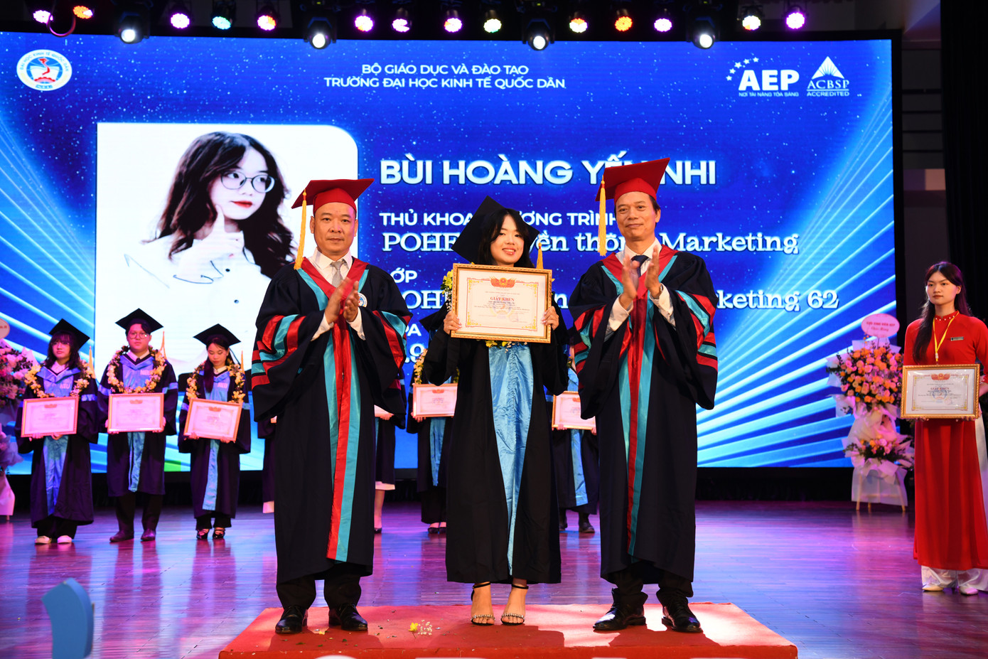 Yến Nhi vinh dự được trao tặng giấy khen tại lễ tốt nghiệp.