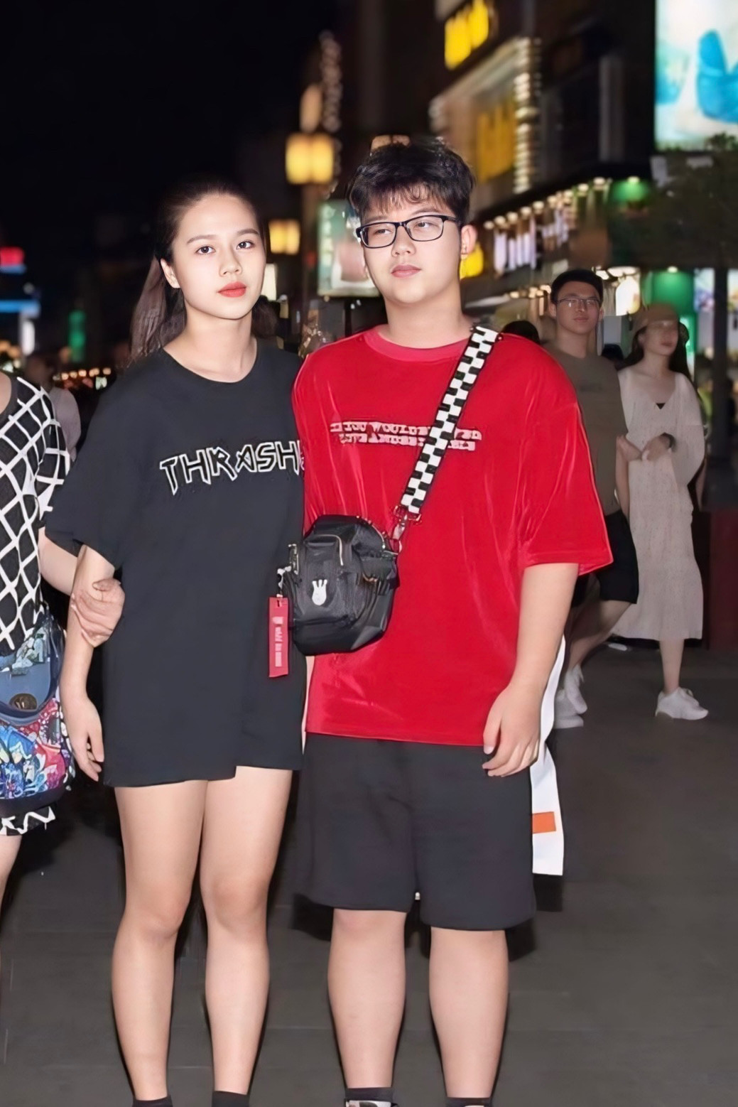 Xuân Lâm (áo đỏ) trước khi thay đổi ngoại hình.