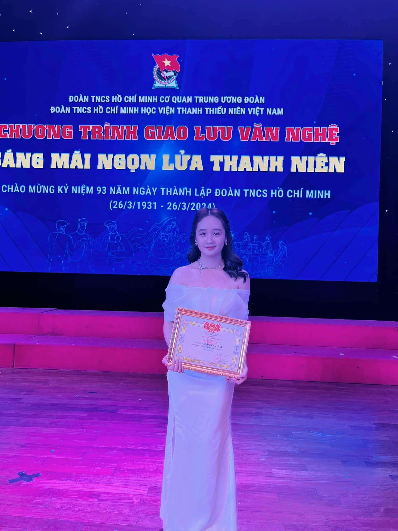 Lâm Anh nhận Giấy khen Sinh viên Giỏi do Giám đốc Học viện trao tặng. Lâm Anh nhận Giấy khen Sinh viên Giỏi do Giám đốc Học viện trao tặng.