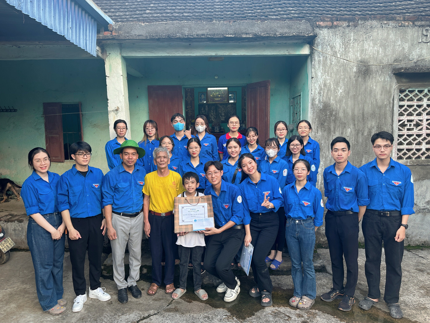 Với những hành động thiết thực, Xuân Tiến đã góp phần mang lại niềm vui cho các gia đình khó khăn trong các hoạt động của Mùa hè xanh. Với những hành động thiết thực, Xuân Tiến đã góp phần mang lại niềm vui cho các gia đình khó khăn trong các hoạt động của Mùa hè xanh.