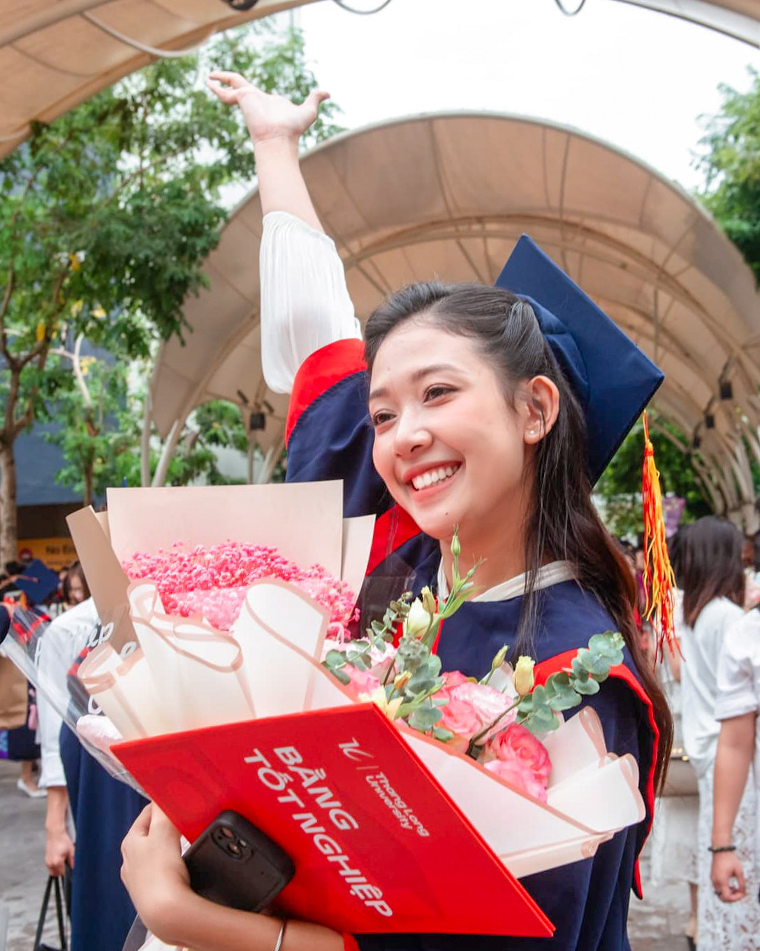 Niềm vui của Hoa Đan trong ngày tốt nghiệp. Niềm vui của Hoa Đan trong ngày tốt nghiệp.