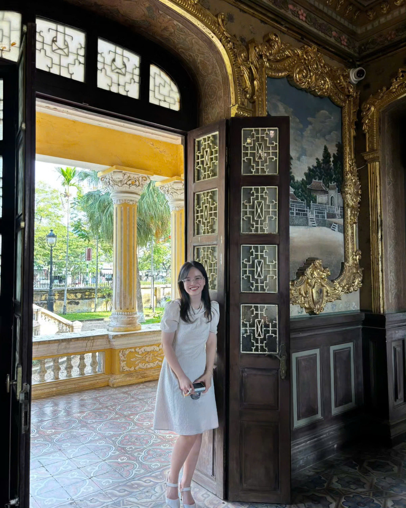 Khánh Linh, sinh ngày 02/09/2001, tốt nghiệp Trường Đại học Ngoại thương.