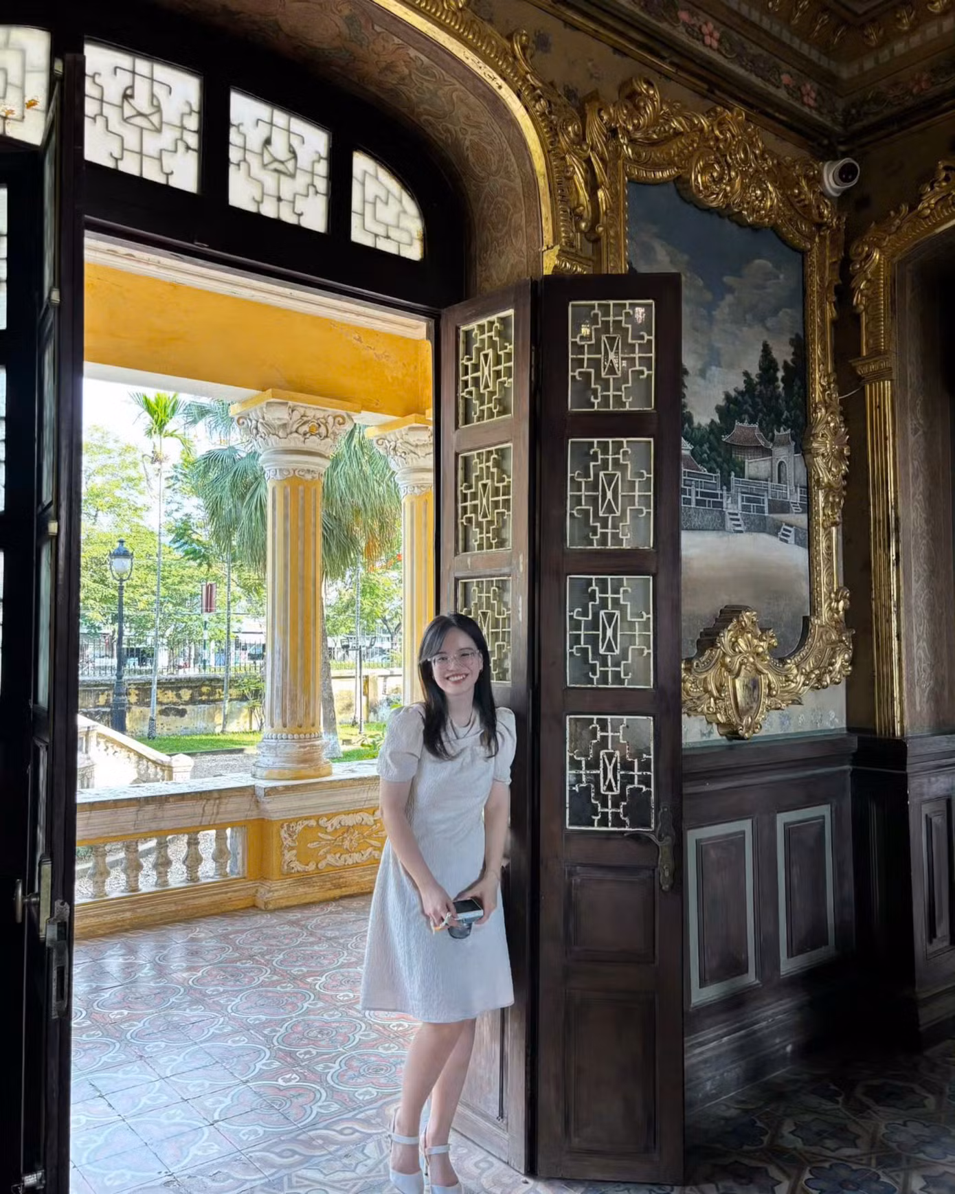 Khánh Linh, sinh ngày 02/09/2001, tốt nghiệp Trường Đại học Ngoại thương.