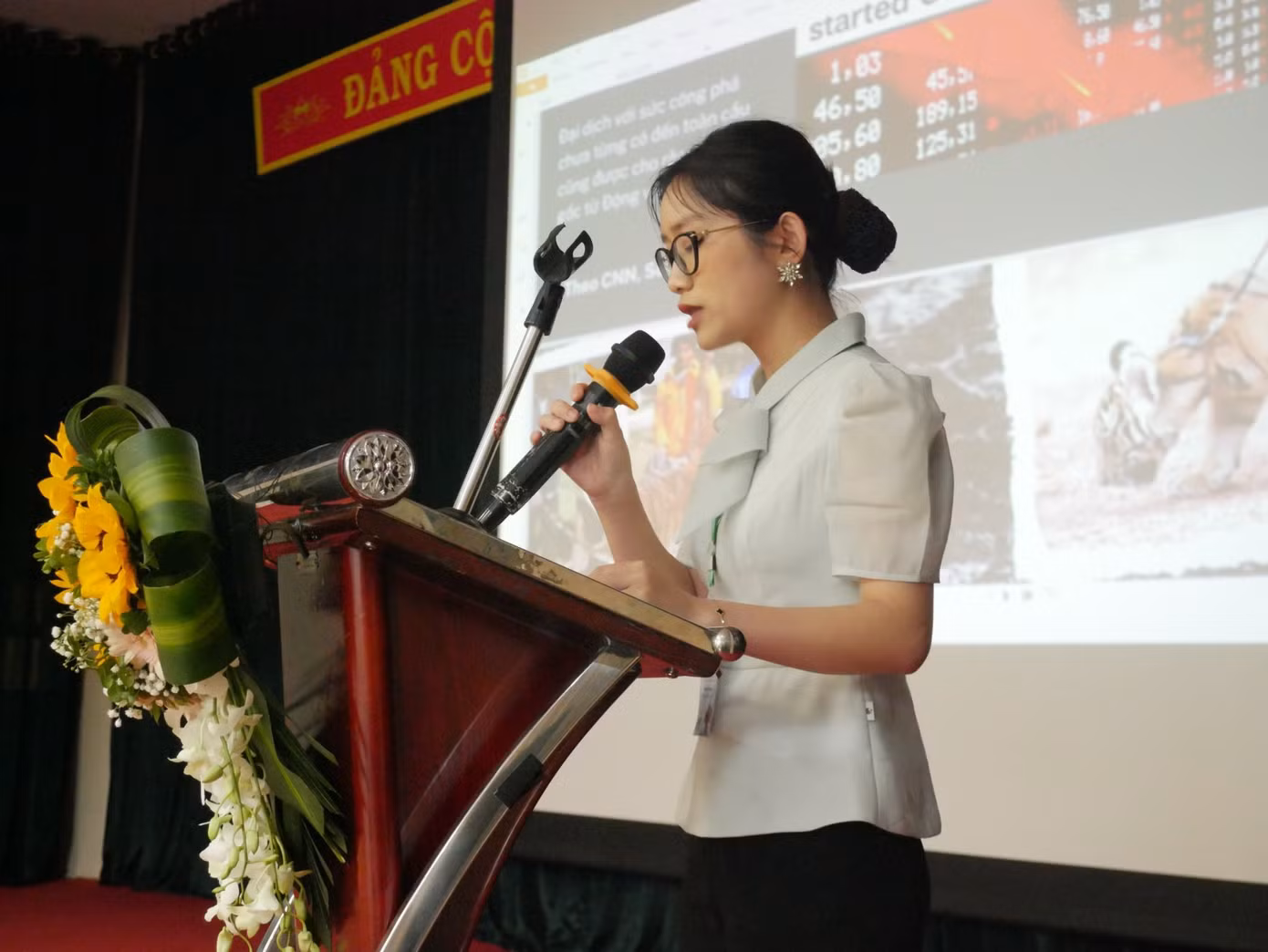 Thu Thảo thuyết trình bài Nghiên cứu khoa học tại Thung Nham, tỉnh Ninh Bình.